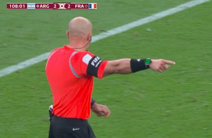 Pantalla verde en el reloj del árbitro polaco Szymon Marciniak en la final del Mundial 2022. El gol de Lionel Messi para poner a la Argentina 3 a 2 arriba es válido.