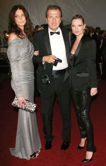 Pantalón engomado negro, blazer negro y zapatos taco aguja a juego. Kate en estado puro, en 2006, en la gala benéfica del Instituto del Traje del Museo Metropolitano de Arte de Nueva York.