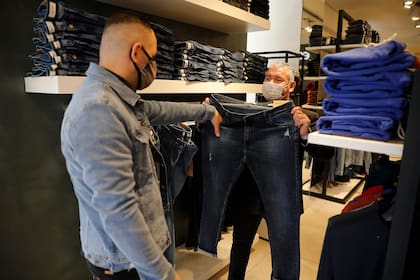 Pantalones anchos, una de las prendas elegidas por los argentinos