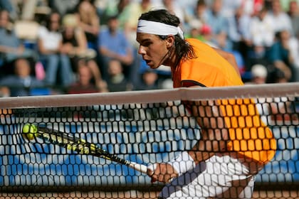 Pantalones "pescadores", remera sin mangas y pura energía: un Nadal jovencísimo