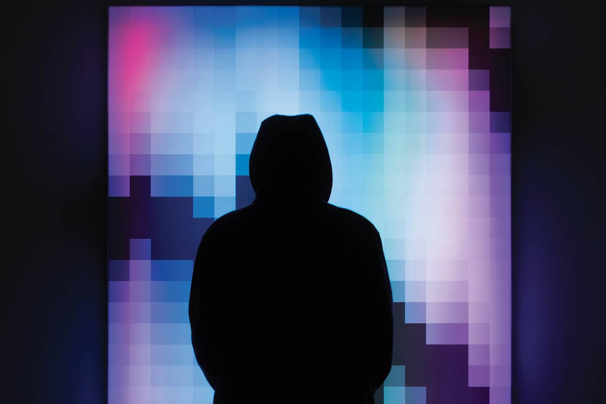 Pantone y su obra. Su cara es un enigma.