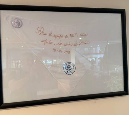 Pañuelo blanco de las abuelas de plaza de mayo exhibido en RCT