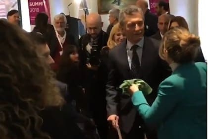 Pañuelo verde que le dieron a Macri