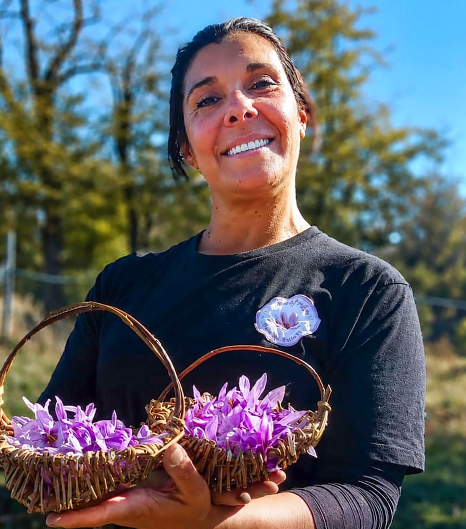 Paola Ahumada con flores de azafrán de cultivo propio