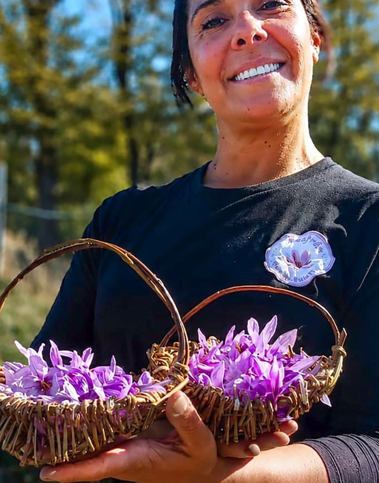 Paola Ahumada con flores de azafrán de cultivo propio