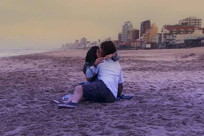 Los protagonistas de la historia se conocieron en Villa Gesell, en los 90, y se enamoraron;
