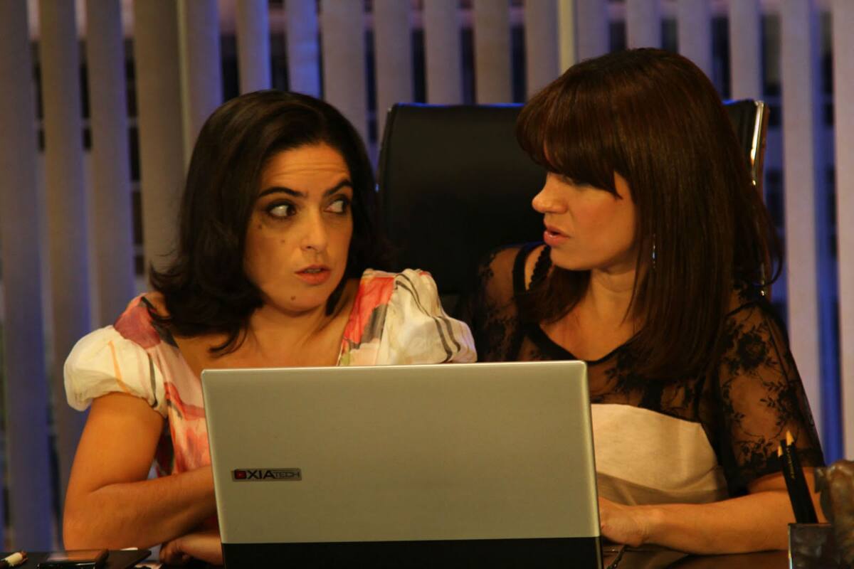 Paola Barrientos junto a Nancy Dupláa en Graduados.