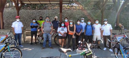 Paola, con biciviajeros que halló en su camino. Ella inició su viaje días antes de la declaración de la pandemia COVID-19, lo que trajo sus propios desafíos en el camino.