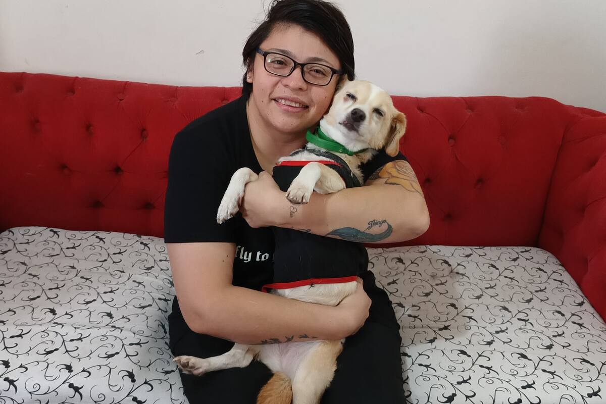 Paola con su perrita Ibiza