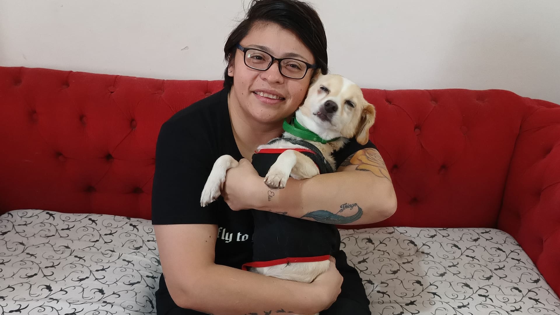 Paola con su perrita Ibiza
