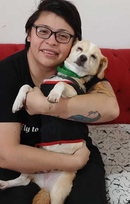 Paola con su perrita Ibiza