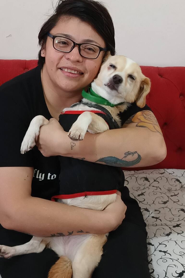 Paola con su perrita Ibiza