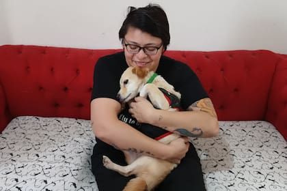 Paola con su perrita Ibiza