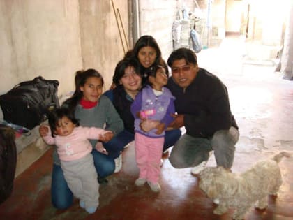 Paola con sus hermanos Elías y Mabel y familia