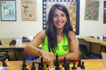 Paola Elisa Maggiolo traslada su pasión del ajedrez a los jugadores de divisiones inferiores de Boca