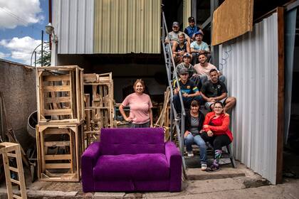 Paola, junto a todo el grupo de la carpintería Inclusión Más Inserción