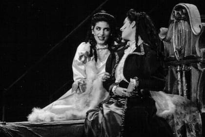 Paola Krum, como Lucy, y Cecilia Milone, como Mina, en la primera versión de Drácula de Pepito Cibrián: la obra musical que se convirtió en un referencial título del género que marcó un punto de quiebre en el país