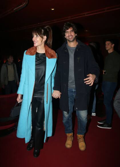 Paola Krum, siempre con una gran sonrisa, llegó al teatro de la mano de su novio, el también actor Patricio Abadi. Según se puede ver en cada aparición pública, la relación se afianza con el tiempo