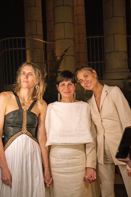 Paola llevó un traje de lino de algodón con capa hecho a mano y zapatos de Gabriela Hearst (y Héctor, un traje de cashmere y algodón, también de la diseñadora uruguaya), que la escolta en la foto junto a Carla Pereyra.
