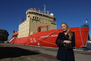 Paola Marzotto junto al Ara Almirante Irízar, en el que viajó el año pasado y donde ahora exhibirá sus fotografías