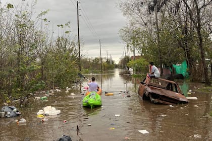 Paola, quien está evacuada junto a sus hijos en una casa junto a 11 familias más, cuenta que perdieron hasta los útiles de los niños