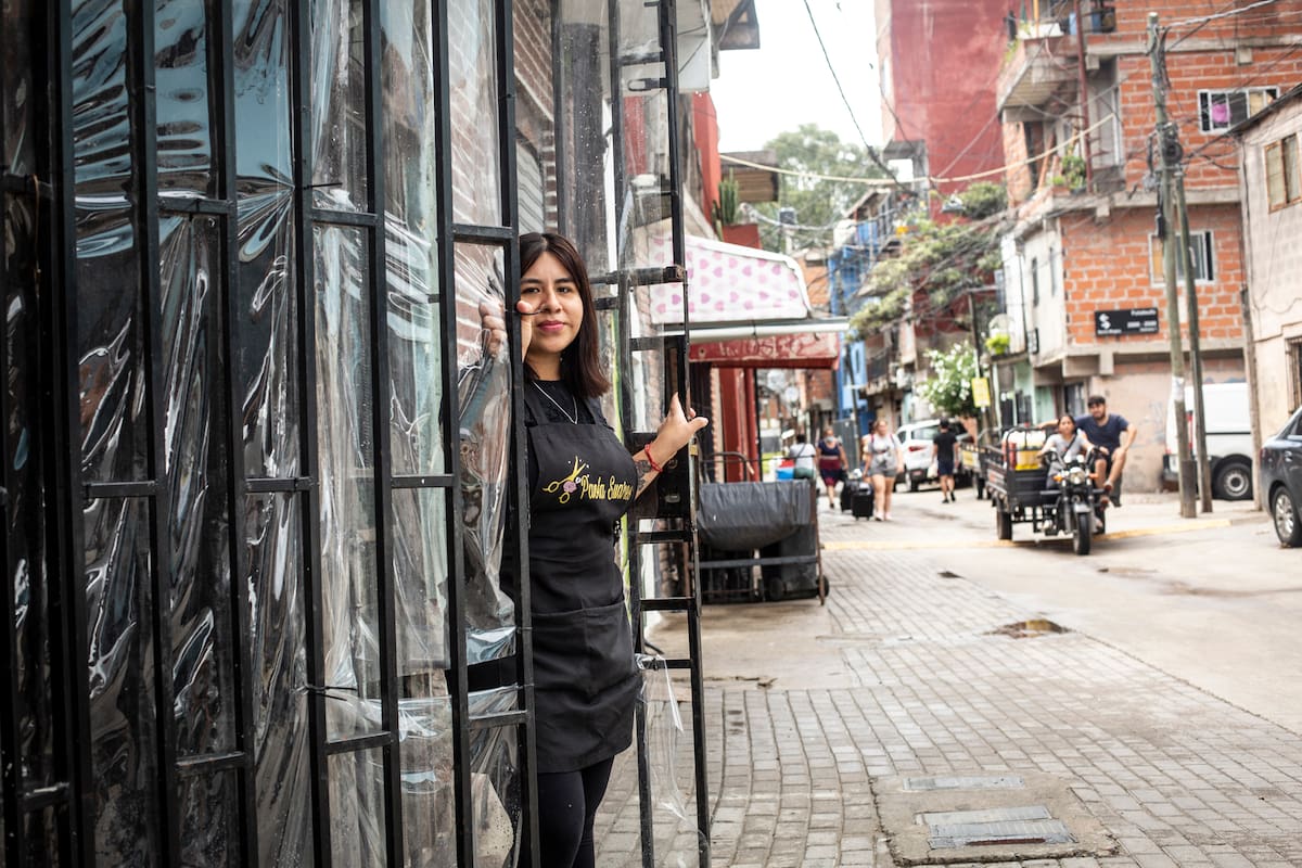 Paola Suares se capacitó y abrió su peluquería en el barrio 31