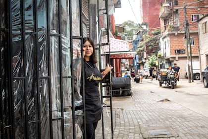 Paola Suares se capacitó y abrió su peluquería en el barrio 31