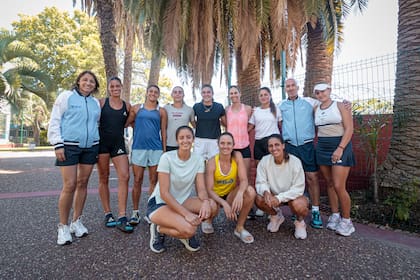 Paola Suárez tuvo una asunción inédita: diez jugadoras le dieron la bienvenida en Náutico Hacoaj