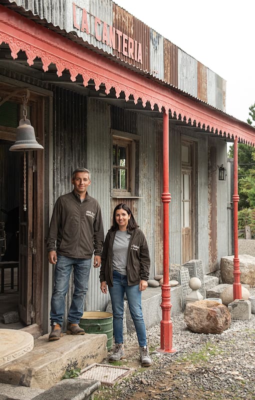 Paola y Ariel en La Cantería de Tandil, espacio de arte y cultura donde funciona un taller de escultura inspirado en la casa de los picapedreros, que las realizaban en chapa para poder desarmarlas y trasladarlas a otras canteras.