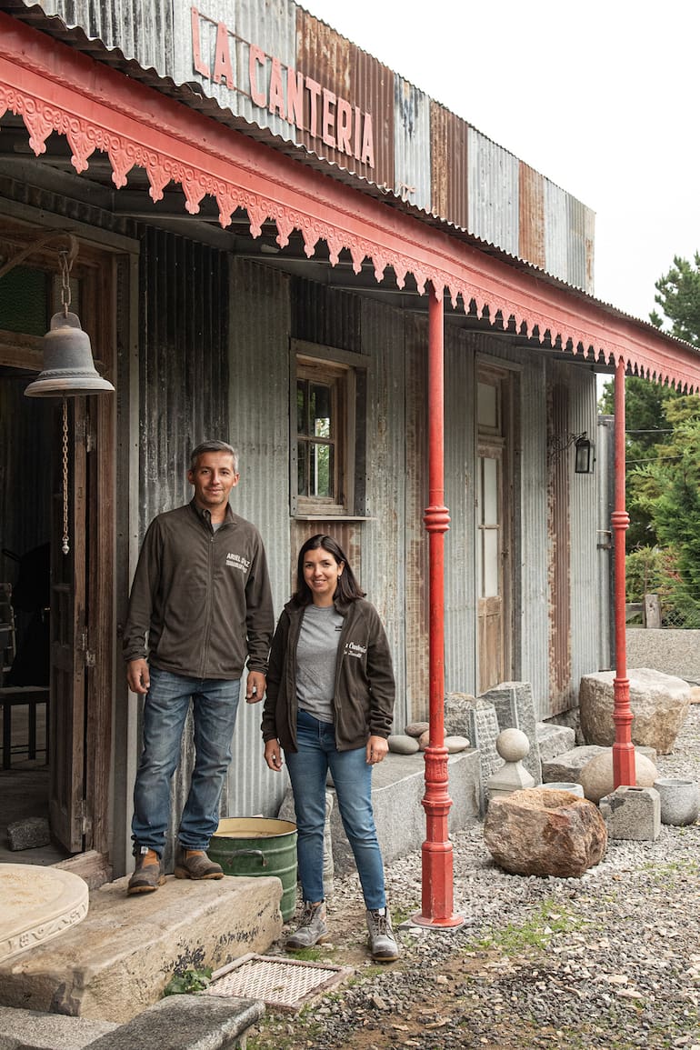 Paola y Ariel en La Cantería de Tandil, espacio de arte y cultura donde funciona un taller de escultura inspirado en la casa de los picapedreros, que las realizaban en chapa para poder desarmarlas y trasladarlas a otras canteras.