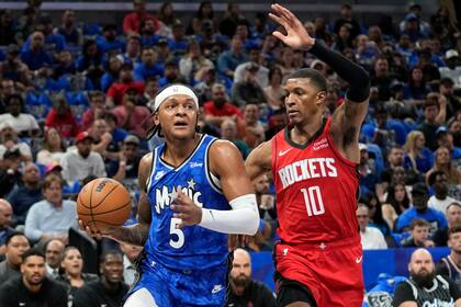 Paolo Banchero, del Magic de Orlando, avanza frente a Jabari Smith Jr., de los Rockets de Houston, en el partido del miércoles 25 de octubre de 2023 (AP Foto/John Raoux)