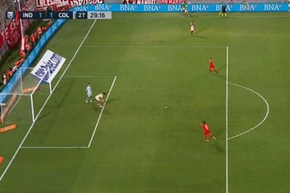 Paolo Goltz, de manera increíble, toma la pelota con la mano luego del saque de arco de Chiccó: penal para Independiente