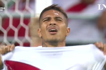 Paolo Guerrero casi hace un gol de taco