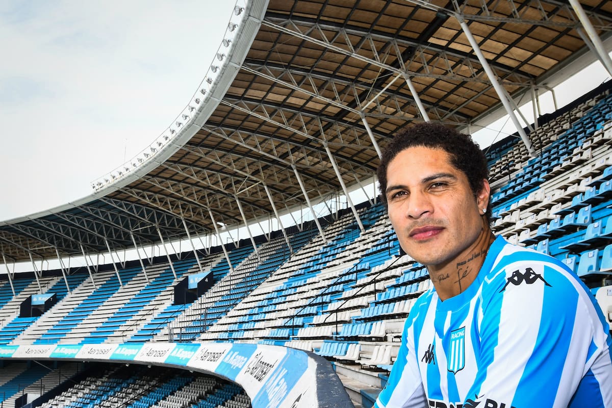 Paolo Guerrero, cuando posó como nuevo refuerzo de Racing, en el Cilindro de Avellaneda