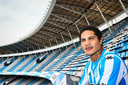 Paolo Guerrero, cuando posó como nuevo refuerzo de Racing, en el Cilindro de Avellaneda