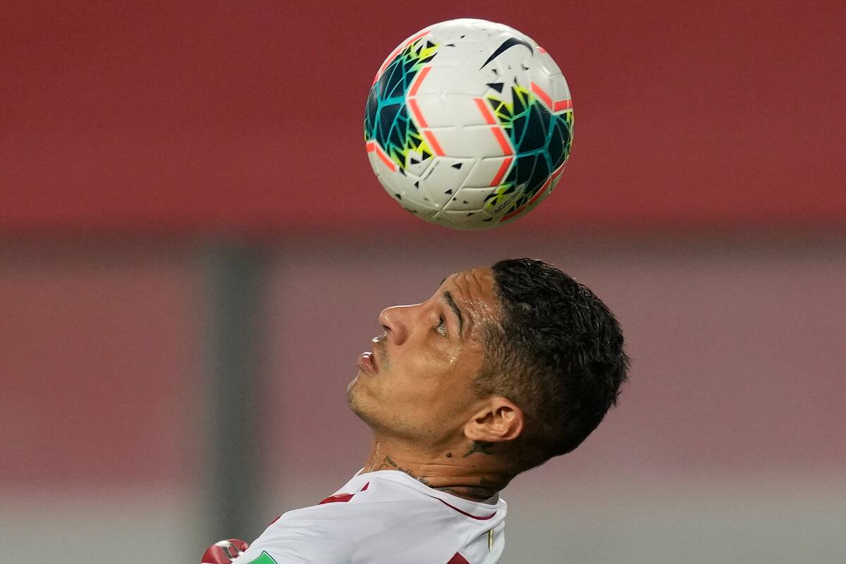Paolo Guerrero, en una imagen artística, con la pelota y la camiseta de Perú