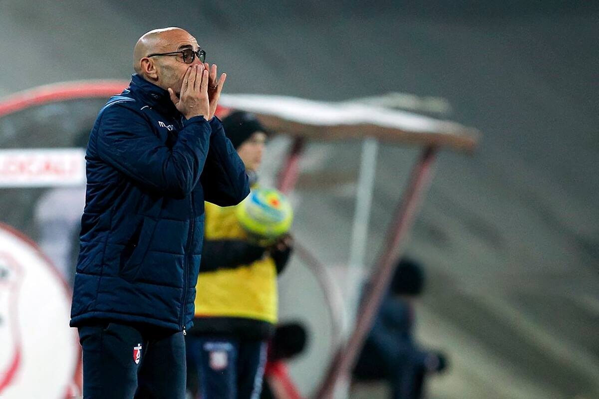 Paolo Montero a fines de diciembre de 2019, dirigiendo en la tercera categoría de Italia; ahora es el nuevo DT de San Lorenzo