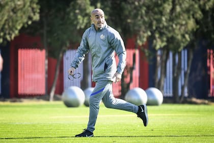 Paolo Montero entró en acción como entrenador de San Lorenzo; el uruguayo fue futbolista del club y se buscó su temperamento para apaciguar una mala situación