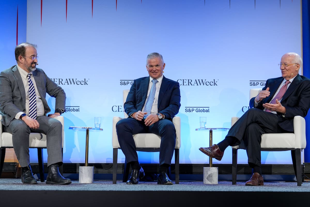 Paolo Rocca, en la CERAWeek de 2025, junto con Dave Ernsberger (S&P Global) y Kevin Gallagher (Santos)