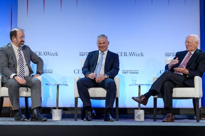 Paolo Rocca, en la CERAWeek de 2025, junto con Dave Ernsberger (S&P Global) y Kevin Gallagher (Santos)