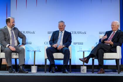 Paolo Rocca en la CERAWeek, junto con Dave Ernsberger (S&P Global) y Kevin Gallagher (Santos)