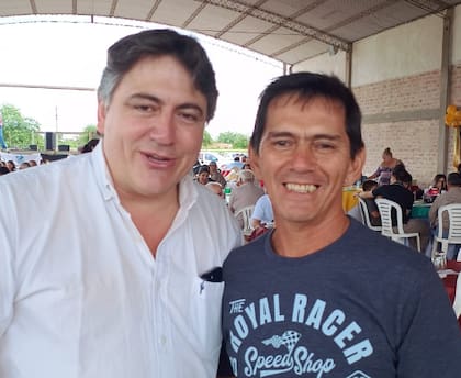 Paoltroni junto al presidente de la Sociedad Rural de Fontana, Mario Cabezas