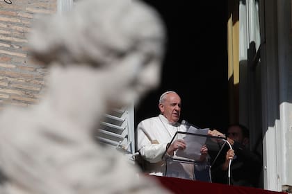 El papa Francisco cambió una ley canónica que hizo oficial que las mujeres puedan ser acólitas y lectoras en la misa, una práctica que ya se da en muchas partes del mundo