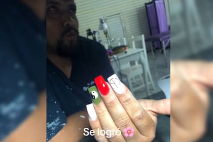 Papá al rescate: “luciendo sus uñas, le quedaron de 10″(Captura video)