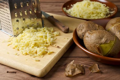 Papa cocida y rallada, para la ensalada con verdeo y huevo duro.