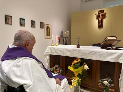 papa Francisco concelebrando una misa en su capilla privada en la Policlínica Agostino Gemelli en Roma, el 16 de marzo de 2025. (Oficina de Prensa del Vaticano, Via AP )