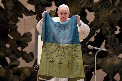 Esta foto tomada y distribuida por The Vatican Media el 6 de abril de 2022 muestra al Papa Francisco sosteniendo una bandera de Ucrania proveniente de la ciudad de Bucha.