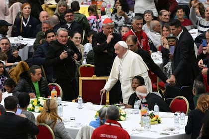 El Papa en un almuerzo en el Día Mundial de la Pobreza, que el Vaticano celebró en el auditorio Pablo VI.