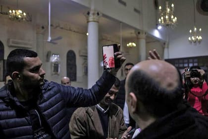 Miembros de una iglesia católica en Gaza saludan al papa Francisco a través de una videollamada.