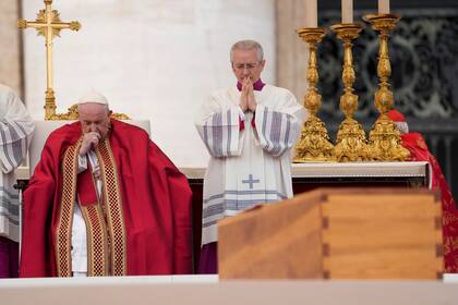 El Papa Francisco se sienta junto al ataúd del difunto Papa Emérito Benedicto XVI en la Plaza de San Pedro durante una misa fúnebre en el Vaticano, el jueves 5 de enero de 2023